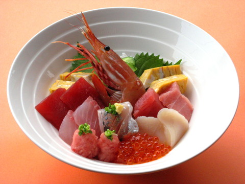 赤酢と日高昆布で自家製シャリ酢の酢飯の味と板長が厳選した寿司ネタのハーモニーが人気の海鮮丼！